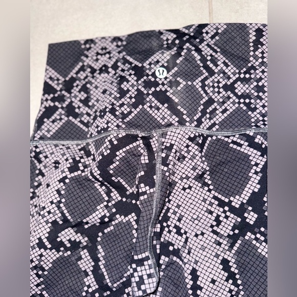 Lululemon Wunder Under High Waist Crop Leggings in a black and gray snake size 6 - Picture 10 of 11